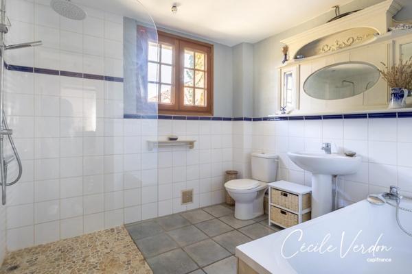 Propriete à vendre 7 pièces proche de BERGERAC (24)-Longère en pierre de 250 m2, 5 chambres, piscine, et grange aménageable de 200 m2 sur 3,8 HA