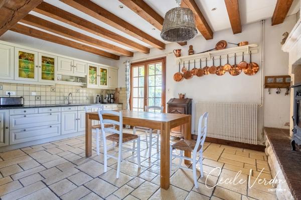 Propriete à vendre 7 pièces proche de BERGERAC (24)-Longère en pierre de 250 m2, 5 chambres, piscine, et grange aménageable de 200 m2 sur 3,8 HA