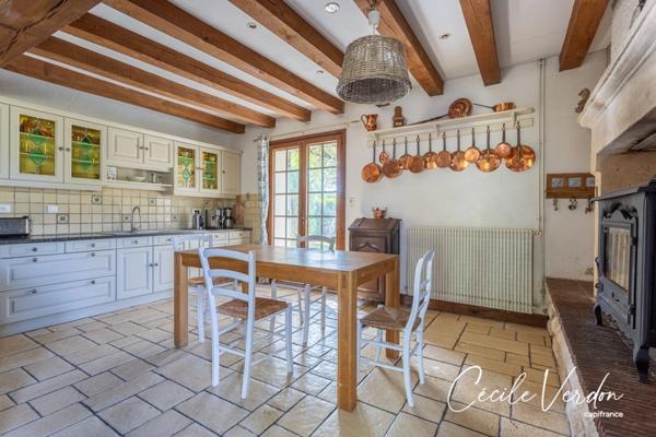 Propriete à vendre 7 pièces proche de BERGERAC (24)-Longère en pierre de 250 m2, 5 chambres, piscine, et grange aménageable de 200 m2 sur 3,8 HA