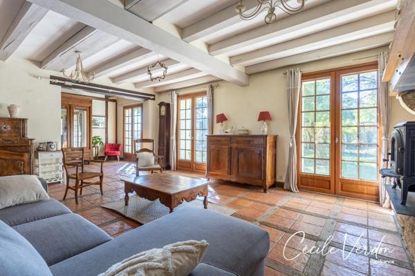 Propriete à vendre 7 pièces proche de BERGERAC (24)-Longère en pierre de 250 m2, 5 chambres, piscine, et grange aménageable de 200 m2 sur 3,8 HA