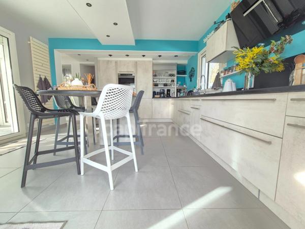 Maison à vendre 6 pièces ROYAN (17) - 4 chambres - Piscine -Garage - Terrain de 1129m²