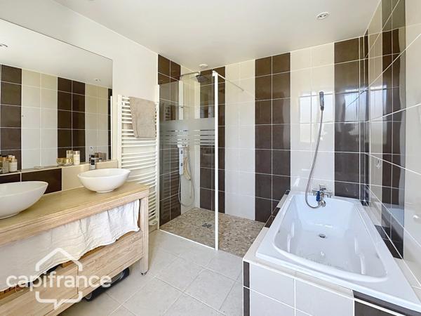 Ancienne demeure seigneuriale avec piscine et dépendances – charme, volumes et intimité au rendez-vous