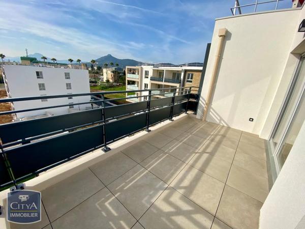Appartement à louer 3 pièces 62.82m² Hyères (83400)