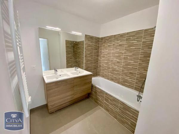 Appartement à louer 3 pièces 62.82m² Hyères (83400)