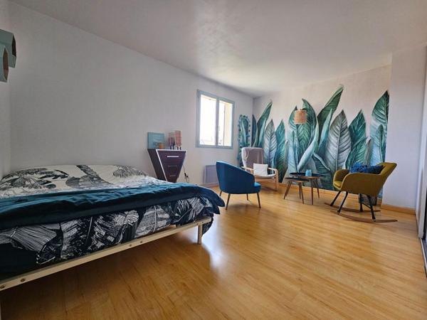 DANS UNE IMPASSE PRIVÉE - 15 MINUTES GARE