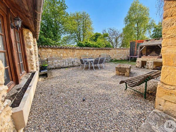 Maison en pierres, jardin, garage et dépendances
