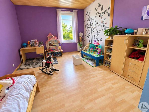 Maison en pierres, jardin, garage et dépendances