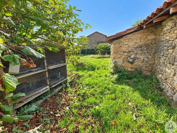 Maison en pierres, jardin, garage et dépendances