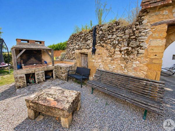 Maison en pierres, jardin, garage et dépendances