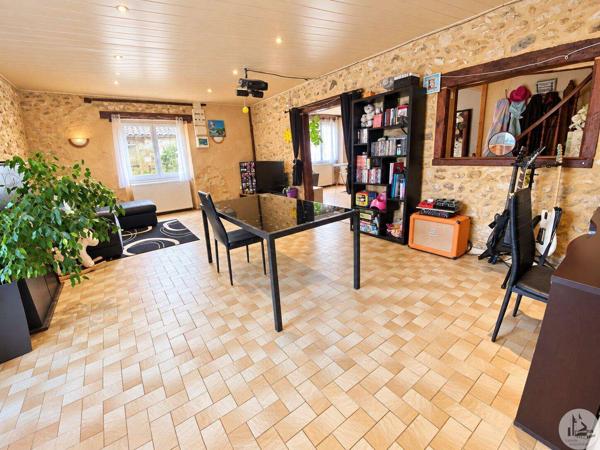 Maison en pierres, jardin, garage et dépendances