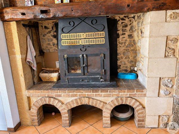 Maison en pierres, jardin, garage et dépendances