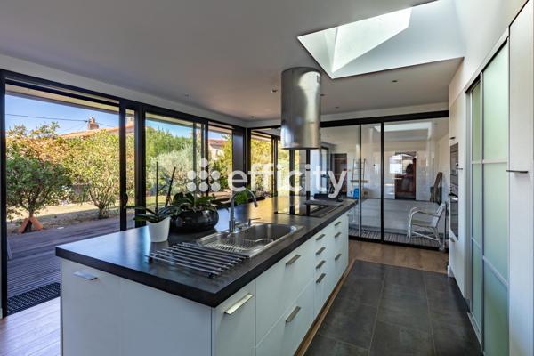 Maison
         9 pièces
        - 260 m² Bien prestige 833 000 € *