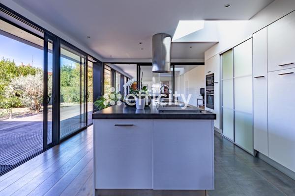 Maison
         9 pièces
        - 260 m² Bien prestige 833 000 € *