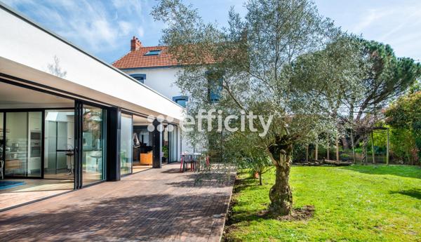 Maison
         9 pièces
        - 260 m² Bien prestige 833 000 € *