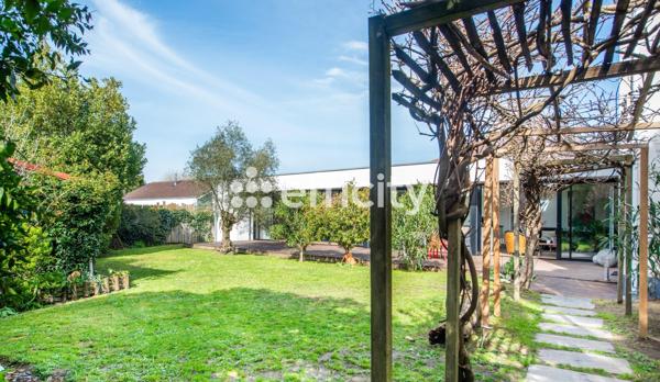 Maison
         9 pièces
        - 260 m² Bien prestige 833 000 € *