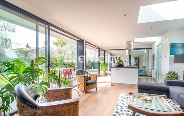 Maison
         9 pièces
        - 260 m² Bien prestige 833 000 € *