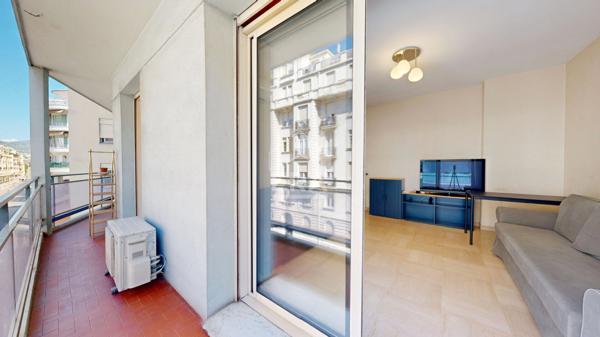 NICE - CENTRE VILLE / RUE CHÂTEAUNEUF : JOLI 2 PIÈCES AVEC BALCON