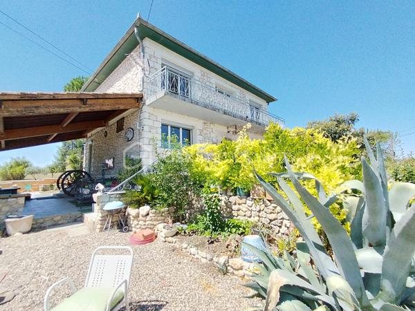 Maison en pierre de caractère – 146 m² – 4 chambres – Piscine – Plus d’un hectare

Une propriété authentique et lumineuse, au cœur d’un environnement préservé, offrant calme, espace et une magnifique vue dégagée sur la campagne environnante.

Cette belle maison en pierre de 146 m² habitables séduit dès les premiers instants par son architecture traditionnelle, associée à des prestations pensées pour le confort contemporain. Sa construction robuste et saine, la qualité de ses volumes ainsi que son environnement privilégié en font une propriété aussi atypique que chaleureuse.

Située au calme, en pleine campagne tout en étant proche des écoles et des commerces, elle bénéficie pourtant d’une excellente accessibilité : à seulement 10 minutes de l’autoroute, 15 minutes de Nérac et 30 minutes d’Agen.

Une maison où la nature s’invite partout 

Ici, la lumière est omniprésente. Depuis les différentes pièces de la maison, les ouvertures offrent des perspectives dégagées sur la campagne et son parc arboré, faisant de la nature un véritable décor permanent.
L’entrée donne immédiatement le ton avec sa porte réalisée sur mesure et dessert harmonieusement les espaces de vie.
D’un côté la grande cuisine dinatoire, conviviale et lumineuse, donne sur  une terrasse couverte de 55 m2 et de l’autre,  un salon cosy, agrémenté d’une cheminée à foyer ouvert, idéale pour profiter de chaleureuses soirées d’hiver au coin du feu.
L’entrée permet également d’accéder à l’étage ainsi qu’au sous-sol.

Quatre chambres et une belle vue depuis l’étage 

L’étage accueille quatre belles chambres lumineuses, une salle d’eau et des toilettes indépendantes.
Deux des chambres bénéficient d’un grand balcon filant, véritable prolongement de l’espace intérieur, permettant de profiter pleinement de la vue panoramique sur la campagne environnante.

Un sous-sol aux multiples possibilités 

La maison dispose d’un sous-sol semi-enterré d’environ 75 m², composé d’un vaste atelier, d’un garage accessible directement depuis l’extérieur et d’une buanderie.
Cet espace représente un véritable potentiel supplémentaire. Selon les besoins et les projets, il pourra être conservé dans sa configuration actuelle ou repensé et aménagé afin de créer de nouveaux espaces : atelier, espace de stockage, salle de loisirs, bureau ou autres projets.

Plus d’un hectare pour profiter pleinement de l’extérieur 

L’environnement extérieur constitue l’un des grands atouts de cette propriété.
L’ensemble s’étend sur plus d’un hectare, au cœur d’un parc paysager offrant espace, intimité et tranquillité.

La propriété dispose notamment :
•	d’un grand parking permettant d’accueillir plusieurs véhicules ;
•	d’une terrasse de 25 m² exposée Est, idéale pour profiter des premières heures de la journée ;
•	d’une grande terrasse couverte de 55 m² exposée plein Sud, parfaite pour les repas en famille ou entre amis et les longues soirées d’été ;
•	d’une belle piscine de 9 x 6 m, véritable invitation à la détente durant les beaux jours.

Des éléments techniques suivis 

La toiture a été refaite en 2008 et est régulièrement entretenue.
 Le chauffage est assuré par une chaudière fioul Viessmann de 2011 et entretenue.
Les menuiseries sont en double vitrage avec volets roulants et certains murs donnant sur l’extérieur bénéficient également d’un doublage.

Une propriété rare et pleine de potentiel 

Authenticité de la pierre, volumes généreux, luminosité, piscine, plus d’un hectare de terrain et environnement préservé : cette maison réunit de nombreux critères recherchés pour une résidence principale comme pour une maison familiale ou un projet de vie à la campagne.
Une propriété de caractère, à découvrir pour apprécier pleinement son atmosphère, ses perspectives et la qualité de son environnement.

Contactez moi sans tarder !