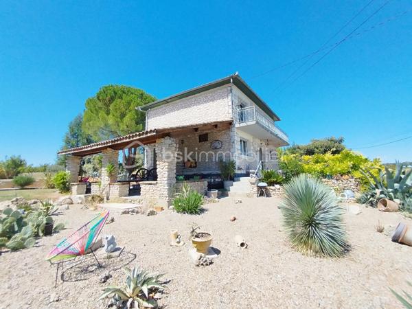 Maison en pierre de caractère – 146 m² – 4 chambres – Piscine – Plus d’un hectare

Une propriété authentique et lumineuse, au cœur d’un environnement préservé, offrant calme, espace et une magnifique vue dégagée sur la campagne environnante.

Cette belle maison en pierre de 146 m² habitables séduit dès les premiers instants par son architecture traditionnelle, associée à des prestations pensées pour le confort contemporain. Sa construction robuste et saine, la qualité de ses volumes ainsi que son environnement privilégié en font une propriété aussi atypique que chaleureuse.

Située au calme, en pleine campagne tout en étant proche des écoles et des commerces, elle bénéficie pourtant d’une excellente accessibilité : à seulement 10 minutes de l’autoroute, 15 minutes de Nérac et 30 minutes d’Agen.

Une maison où la nature s’invite partout 

Ici, la lumière est omniprésente. Depuis les différentes pièces de la maison, les ouvertures offrent des perspectives dégagées sur la campagne et son parc arboré, faisant de la nature un véritable décor permanent.
L’entrée donne immédiatement le ton avec sa porte réalisée sur mesure et dessert harmonieusement les espaces de vie.
D’un côté la grande cuisine dinatoire, conviviale et lumineuse, donne sur  une terrasse couverte de 55 m2 et de l’autre,  un salon cosy, agrémenté d’une cheminée à foyer ouvert, idéale pour profiter de chaleureuses soirées d’hiver au coin du feu.
L’entrée permet également d’accéder à l’étage ainsi qu’au sous-sol.

Quatre chambres et une belle vue depuis l’étage 

L’étage accueille quatre belles chambres lumineuses, une salle d’eau et des toilettes indépendantes.
Deux des chambres bénéficient d’un grand balcon filant, véritable prolongement de l’espace intérieur, permettant de profiter pleinement de la vue panoramique sur la campagne environnante.

Un sous-sol aux multiples possibilités 

La maison dispose d’un sous-sol semi-enterré d’environ 75 m², composé d’un vaste atelier, d’un garage accessible directement depuis l’extérieur et d’une buanderie.
Cet espace représente un véritable potentiel supplémentaire. Selon les besoins et les projets, il pourra être conservé dans sa configuration actuelle ou repensé et aménagé afin de créer de nouveaux espaces : atelier, espace de stockage, salle de loisirs, bureau ou autres projets.

Plus d’un hectare pour profiter pleinement de l’extérieur 

L’environnement extérieur constitue l’un des grands atouts de cette propriété.
L’ensemble s’étend sur plus d’un hectare, au cœur d’un parc paysager offrant espace, intimité et tranquillité.

La propriété dispose notamment :
•	d’un grand parking permettant d’accueillir plusieurs véhicules ;
•	d’une terrasse de 25 m² exposée Est, idéale pour profiter des premières heures de la journée ;
•	d’une grande terrasse couverte de 55 m² exposée plein Sud, parfaite pour les repas en famille ou entre amis et les longues soirées d’été ;
•	d’une belle piscine de 9 x 6 m, véritable invitation à la détente durant les beaux jours.

Des éléments techniques suivis 

La toiture a été refaite en 2008 et est régulièrement entretenue.
 Le chauffage est assuré par une chaudière fioul Viessmann de 2011 et entretenue.
Les menuiseries sont en double vitrage avec volets roulants et certains murs donnant sur l’extérieur bénéficient également d’un doublage.

Une propriété rare et pleine de potentiel 

Authenticité de la pierre, volumes généreux, luminosité, piscine, plus d’un hectare de terrain et environnement préservé : cette maison réunit de nombreux critères recherchés pour une résidence principale comme pour une maison familiale ou un projet de vie à la campagne.
Une propriété de caractère, à découvrir pour apprécier pleinement son atmosphère, ses perspectives et la qualité de son environnement.

Contactez moi sans tarder !