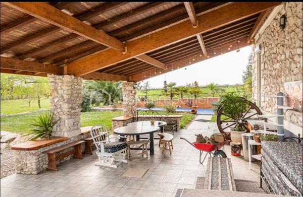 Maison en pierre de caractère – 146 m² – 4 chambres – Piscine – Plus d’un hectare

Une propriété authentique et lumineuse, au cœur d’un environnement préservé, offrant calme, espace et une magnifique vue dégagée sur la campagne environnante.

Cette belle maison en pierre de 146 m² habitables séduit dès les premiers instants par son architecture traditionnelle, associée à des prestations pensées pour le confort contemporain. Sa construction robuste et saine, la qualité de ses volumes ainsi que son environnement privilégié en font une propriété aussi atypique que chaleureuse.

Située au calme, en pleine campagne tout en étant proche des écoles et des commerces, elle bénéficie pourtant d’une excellente accessibilité : à seulement 10 minutes de l’autoroute, 15 minutes de Nérac et 30 minutes d’Agen.

Une maison où la nature s’invite partout 

Ici, la lumière est omniprésente. Depuis les différentes pièces de la maison, les ouvertures offrent des perspectives dégagées sur la campagne et son parc arboré, faisant de la nature un véritable décor permanent.
L’entrée donne immédiatement le ton avec sa porte réalisée sur mesure et dessert harmonieusement les espaces de vie.
D’un côté la grande cuisine dinatoire, conviviale et lumineuse, donne sur  une terrasse couverte de 55 m2 et de l’autre,  un salon cosy, agrémenté d’une cheminée à foyer ouvert, idéale pour profiter de chaleureuses soirées d’hiver au coin du feu.
L’entrée permet également d’accéder à l’étage ainsi qu’au sous-sol.

Quatre chambres et une belle vue depuis l’étage 

L’étage accueille quatre belles chambres lumineuses, une salle d’eau et des toilettes indépendantes.
Deux des chambres bénéficient d’un grand balcon filant, véritable prolongement de l’espace intérieur, permettant de profiter pleinement de la vue panoramique sur la campagne environnante.

Un sous-sol aux multiples possibilités 

La maison dispose d’un sous-sol semi-enterré d’environ 75 m², composé d’un vaste atelier, d’un garage accessible directement depuis l’extérieur et d’une buanderie.
Cet espace représente un véritable potentiel supplémentaire. Selon les besoins et les projets, il pourra être conservé dans sa configuration actuelle ou repensé et aménagé afin de créer de nouveaux espaces : atelier, espace de stockage, salle de loisirs, bureau ou autres projets.

Plus d’un hectare pour profiter pleinement de l’extérieur 

L’environnement extérieur constitue l’un des grands atouts de cette propriété.
L’ensemble s’étend sur plus d’un hectare, au cœur d’un parc paysager offrant espace, intimité et tranquillité.

La propriété dispose notamment :
•	d’un grand parking permettant d’accueillir plusieurs véhicules ;
•	d’une terrasse de 25 m² exposée Est, idéale pour profiter des premières heures de la journée ;
•	d’une grande terrasse couverte de 55 m² exposée plein Sud, parfaite pour les repas en famille ou entre amis et les longues soirées d’été ;
•	d’une belle piscine de 9 x 6 m, véritable invitation à la détente durant les beaux jours.

Des éléments techniques suivis 

La toiture a été refaite en 2008 et est régulièrement entretenue.
 Le chauffage est assuré par une chaudière fioul Viessmann de 2011 et entretenue.
Les menuiseries sont en double vitrage avec volets roulants et certains murs donnant sur l’extérieur bénéficient également d’un doublage.

Une propriété rare et pleine de potentiel 

Authenticité de la pierre, volumes généreux, luminosité, piscine, plus d’un hectare de terrain et environnement préservé : cette maison réunit de nombreux critères recherchés pour une résidence principale comme pour une maison familiale ou un projet de vie à la campagne.
Une propriété de caractère, à découvrir pour apprécier pleinement son atmosphère, ses perspectives et la qualité de son environnement.

Contactez moi sans tarder !