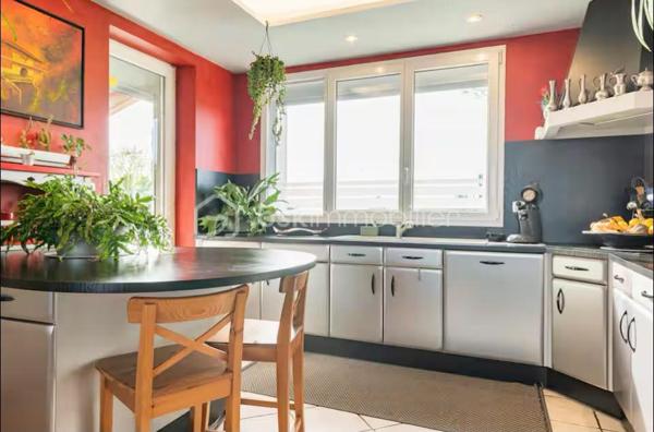 Maison en pierre de caractère – 146 m² – 4 chambres – Piscine – Plus d’un hectare

Une propriété authentique et lumineuse, au cœur d’un environnement préservé, offrant calme, espace et une magnifique vue dégagée sur la campagne environnante.

Cette belle maison en pierre de 146 m² habitables séduit dès les premiers instants par son architecture traditionnelle, associée à des prestations pensées pour le confort contemporain. Sa construction robuste et saine, la qualité de ses volumes ainsi que son environnement privilégié en font une propriété aussi atypique que chaleureuse.

Située au calme, en pleine campagne tout en étant proche des écoles et des commerces, elle bénéficie pourtant d’une excellente accessibilité : à seulement 10 minutes de l’autoroute, 15 minutes de Nérac et 30 minutes d’Agen.

Une maison où la nature s’invite partout 

Ici, la lumière est omniprésente. Depuis les différentes pièces de la maison, les ouvertures offrent des perspectives dégagées sur la campagne et son parc arboré, faisant de la nature un véritable décor permanent.
L’entrée donne immédiatement le ton avec sa porte réalisée sur mesure et dessert harmonieusement les espaces de vie.
D’un côté la grande cuisine dinatoire, conviviale et lumineuse, donne sur  une terrasse couverte de 55 m2 et de l’autre,  un salon cosy, agrémenté d’une cheminée à foyer ouvert, idéale pour profiter de chaleureuses soirées d’hiver au coin du feu.
L’entrée permet également d’accéder à l’étage ainsi qu’au sous-sol.

Quatre chambres et une belle vue depuis l’étage 

L’étage accueille quatre belles chambres lumineuses, une salle d’eau et des toilettes indépendantes.
Deux des chambres bénéficient d’un grand balcon filant, véritable prolongement de l’espace intérieur, permettant de profiter pleinement de la vue panoramique sur la campagne environnante.

Un sous-sol aux multiples possibilités 

La maison dispose d’un sous-sol semi-enterré d’environ 75 m², composé d’un vaste atelier, d’un garage accessible directement depuis l’extérieur et d’une buanderie.
Cet espace représente un véritable potentiel supplémentaire. Selon les besoins et les projets, il pourra être conservé dans sa configuration actuelle ou repensé et aménagé afin de créer de nouveaux espaces : atelier, espace de stockage, salle de loisirs, bureau ou autres projets.

Plus d’un hectare pour profiter pleinement de l’extérieur 

L’environnement extérieur constitue l’un des grands atouts de cette propriété.
L’ensemble s’étend sur plus d’un hectare, au cœur d’un parc paysager offrant espace, intimité et tranquillité.

La propriété dispose notamment :
•	d’un grand parking permettant d’accueillir plusieurs véhicules ;
•	d’une terrasse de 25 m² exposée Est, idéale pour profiter des premières heures de la journée ;
•	d’une grande terrasse couverte de 55 m² exposée plein Sud, parfaite pour les repas en famille ou entre amis et les longues soirées d’été ;
•	d’une belle piscine de 9 x 6 m, véritable invitation à la détente durant les beaux jours.

Des éléments techniques suivis 

La toiture a été refaite en 2008 et est régulièrement entretenue.
 Le chauffage est assuré par une chaudière fioul Viessmann de 2011 et entretenue.
Les menuiseries sont en double vitrage avec volets roulants et certains murs donnant sur l’extérieur bénéficient également d’un doublage.

Une propriété rare et pleine de potentiel 

Authenticité de la pierre, volumes généreux, luminosité, piscine, plus d’un hectare de terrain et environnement préservé : cette maison réunit de nombreux critères recherchés pour une résidence principale comme pour une maison familiale ou un projet de vie à la campagne.
Une propriété de caractère, à découvrir pour apprécier pleinement son atmosphère, ses perspectives et la qualité de son environnement.

Contactez moi sans tarder !