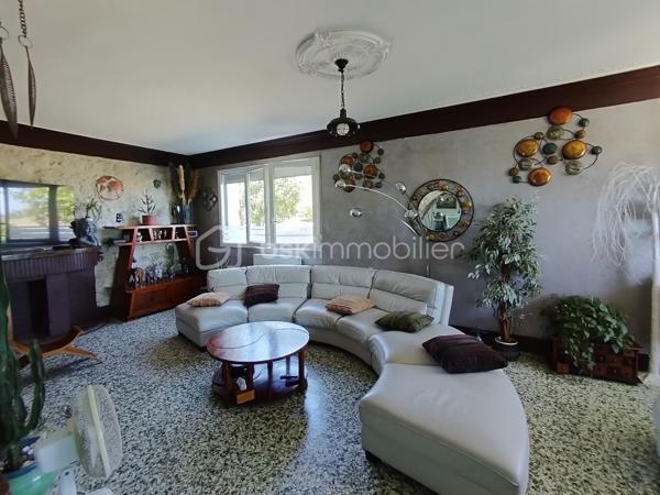 Maison en pierre de caractère – 146 m² – 4 chambres – Piscine – Plus d’un hectare

Une propriété authentique et lumineuse, au cœur d’un environnement préservé, offrant calme, espace et une magnifique vue dégagée sur la campagne environnante.

Cette belle maison en pierre de 146 m² habitables séduit dès les premiers instants par son architecture traditionnelle, associée à des prestations pensées pour le confort contemporain. Sa construction robuste et saine, la qualité de ses volumes ainsi que son environnement privilégié en font une propriété aussi atypique que chaleureuse.

Située au calme, en pleine campagne tout en étant proche des écoles et des commerces, elle bénéficie pourtant d’une excellente accessibilité : à seulement 10 minutes de l’autoroute, 15 minutes de Nérac et 30 minutes d’Agen.

Une maison où la nature s’invite partout 

Ici, la lumière est omniprésente. Depuis les différentes pièces de la maison, les ouvertures offrent des perspectives dégagées sur la campagne et son parc arboré, faisant de la nature un véritable décor permanent.
L’entrée donne immédiatement le ton avec sa porte réalisée sur mesure et dessert harmonieusement les espaces de vie.
D’un côté la grande cuisine dinatoire, conviviale et lumineuse, donne sur  une terrasse couverte de 55 m2 et de l’autre,  un salon cosy, agrémenté d’une cheminée à foyer ouvert, idéale pour profiter de chaleureuses soirées d’hiver au coin du feu.
L’entrée permet également d’accéder à l’étage ainsi qu’au sous-sol.

Quatre chambres et une belle vue depuis l’étage 

L’étage accueille quatre belles chambres lumineuses, une salle d’eau et des toilettes indépendantes.
Deux des chambres bénéficient d’un grand balcon filant, véritable prolongement de l’espace intérieur, permettant de profiter pleinement de la vue panoramique sur la campagne environnante.

Un sous-sol aux multiples possibilités 

La maison dispose d’un sous-sol semi-enterré d’environ 75 m², composé d’un vaste atelier, d’un garage accessible directement depuis l’extérieur et d’une buanderie.
Cet espace représente un véritable potentiel supplémentaire. Selon les besoins et les projets, il pourra être conservé dans sa configuration actuelle ou repensé et aménagé afin de créer de nouveaux espaces : atelier, espace de stockage, salle de loisirs, bureau ou autres projets.

Plus d’un hectare pour profiter pleinement de l’extérieur 

L’environnement extérieur constitue l’un des grands atouts de cette propriété.
L’ensemble s’étend sur plus d’un hectare, au cœur d’un parc paysager offrant espace, intimité et tranquillité.

La propriété dispose notamment :
•	d’un grand parking permettant d’accueillir plusieurs véhicules ;
•	d’une terrasse de 25 m² exposée Est, idéale pour profiter des premières heures de la journée ;
•	d’une grande terrasse couverte de 55 m² exposée plein Sud, parfaite pour les repas en famille ou entre amis et les longues soirées d’été ;
•	d’une belle piscine de 9 x 6 m, véritable invitation à la détente durant les beaux jours.

Des éléments techniques suivis 

La toiture a été refaite en 2008 et est régulièrement entretenue.
 Le chauffage est assuré par une chaudière fioul Viessmann de 2011 et entretenue.
Les menuiseries sont en double vitrage avec volets roulants et certains murs donnant sur l’extérieur bénéficient également d’un doublage.

Une propriété rare et pleine de potentiel 

Authenticité de la pierre, volumes généreux, luminosité, piscine, plus d’un hectare de terrain et environnement préservé : cette maison réunit de nombreux critères recherchés pour une résidence principale comme pour une maison familiale ou un projet de vie à la campagne.
Une propriété de caractère, à découvrir pour apprécier pleinement son atmosphère, ses perspectives et la qualité de son environnement.

Contactez moi sans tarder !