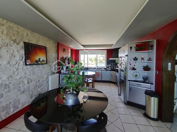 Maison en pierre de caractère – 146 m² – 4 chambres – Piscine – Plus d’un hectare

Une propriété authentique et lumineuse, au cœur d’un environnement préservé, offrant calme, espace et une magnifique vue dégagée sur la campagne environnante.

Cette belle maison en pierre de 146 m² habitables séduit dès les premiers instants par son architecture traditionnelle, associée à des prestations pensées pour le confort contemporain. Sa construction robuste et saine, la qualité de ses volumes ainsi que son environnement privilégié en font une propriété aussi atypique que chaleureuse.

Située au calme, en pleine campagne tout en étant proche des écoles et des commerces, elle bénéficie pourtant d’une excellente accessibilité : à seulement 10 minutes de l’autoroute, 15 minutes de Nérac et 30 minutes d’Agen.

Une maison où la nature s’invite partout 

Ici, la lumière est omniprésente. Depuis les différentes pièces de la maison, les ouvertures offrent des perspectives dégagées sur la campagne et son parc arboré, faisant de la nature un véritable décor permanent.
L’entrée donne immédiatement le ton avec sa porte réalisée sur mesure et dessert harmonieusement les espaces de vie.
D’un côté la grande cuisine dinatoire, conviviale et lumineuse, donne sur  une terrasse couverte de 55 m2 et de l’autre,  un salon cosy, agrémenté d’une cheminée à foyer ouvert, idéale pour profiter de chaleureuses soirées d’hiver au coin du feu.
L’entrée permet également d’accéder à l’étage ainsi qu’au sous-sol.

Quatre chambres et une belle vue depuis l’étage 

L’étage accueille quatre belles chambres lumineuses, une salle d’eau et des toilettes indépendantes.
Deux des chambres bénéficient d’un grand balcon filant, véritable prolongement de l’espace intérieur, permettant de profiter pleinement de la vue panoramique sur la campagne environnante.

Un sous-sol aux multiples possibilités 

La maison dispose d’un sous-sol semi-enterré d’environ 75 m², composé d’un vaste atelier, d’un garage accessible directement depuis l’extérieur et d’une buanderie.
Cet espace représente un véritable potentiel supplémentaire. Selon les besoins et les projets, il pourra être conservé dans sa configuration actuelle ou repensé et aménagé afin de créer de nouveaux espaces : atelier, espace de stockage, salle de loisirs, bureau ou autres projets.

Plus d’un hectare pour profiter pleinement de l’extérieur 

L’environnement extérieur constitue l’un des grands atouts de cette propriété.
L’ensemble s’étend sur plus d’un hectare, au cœur d’un parc paysager offrant espace, intimité et tranquillité.

La propriété dispose notamment :
•	d’un grand parking permettant d’accueillir plusieurs véhicules ;
•	d’une terrasse de 25 m² exposée Est, idéale pour profiter des premières heures de la journée ;
•	d’une grande terrasse couverte de 55 m² exposée plein Sud, parfaite pour les repas en famille ou entre amis et les longues soirées d’été ;
•	d’une belle piscine de 9 x 6 m, véritable invitation à la détente durant les beaux jours.

Des éléments techniques suivis 

La toiture a été refaite en 2008 et est régulièrement entretenue.
 Le chauffage est assuré par une chaudière fioul Viessmann de 2011 et entretenue.
Les menuiseries sont en double vitrage avec volets roulants et certains murs donnant sur l’extérieur bénéficient également d’un doublage.

Une propriété rare et pleine de potentiel 

Authenticité de la pierre, volumes généreux, luminosité, piscine, plus d’un hectare de terrain et environnement préservé : cette maison réunit de nombreux critères recherchés pour une résidence principale comme pour une maison familiale ou un projet de vie à la campagne.
Une propriété de caractère, à découvrir pour apprécier pleinement son atmosphère, ses perspectives et la qualité de son environnement.

Contactez moi sans tarder !