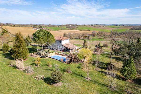 Maison en pierre de caractère – 146 m² – 4 chambres – Piscine – Plus d’un hectare

Une propriété authentique et lumineuse, au cœur d’un environnement préservé, offrant calme, espace et une magnifique vue dégagée sur la campagne environnante.

Cette belle maison en pierre de 146 m² habitables séduit dès les premiers instants par son architecture traditionnelle, associée à des prestations pensées pour le confort contemporain. Sa construction robuste et saine, la qualité de ses volumes ainsi que son environnement privilégié en font une propriété aussi atypique que chaleureuse.

Située au calme, en pleine campagne tout en étant proche des écoles et des commerces, elle bénéficie pourtant d’une excellente accessibilité : à seulement 10 minutes de l’autoroute, 15 minutes de Nérac et 30 minutes d’Agen.

Une maison où la nature s’invite partout 

Ici, la lumière est omniprésente. Depuis les différentes pièces de la maison, les ouvertures offrent des perspectives dégagées sur la campagne et son parc arboré, faisant de la nature un véritable décor permanent.
L’entrée donne immédiatement le ton avec sa porte réalisée sur mesure et dessert harmonieusement les espaces de vie.
D’un côté la grande cuisine dinatoire, conviviale et lumineuse, donne sur  une terrasse couverte de 55 m2 et de l’autre,  un salon cosy, agrémenté d’une cheminée à foyer ouvert, idéale pour profiter de chaleureuses soirées d’hiver au coin du feu.
L’entrée permet également d’accéder à l’étage ainsi qu’au sous-sol.

Quatre chambres et une belle vue depuis l’étage 

L’étage accueille quatre belles chambres lumineuses, une salle d’eau et des toilettes indépendantes.
Deux des chambres bénéficient d’un grand balcon filant, véritable prolongement de l’espace intérieur, permettant de profiter pleinement de la vue panoramique sur la campagne environnante.

Un sous-sol aux multiples possibilités 

La maison dispose d’un sous-sol semi-enterré d’environ 75 m², composé d’un vaste atelier, d’un garage accessible directement depuis l’extérieur et d’une buanderie.
Cet espace représente un véritable potentiel supplémentaire. Selon les besoins et les projets, il pourra être conservé dans sa configuration actuelle ou repensé et aménagé afin de créer de nouveaux espaces : atelier, espace de stockage, salle de loisirs, bureau ou autres projets.

Plus d’un hectare pour profiter pleinement de l’extérieur 

L’environnement extérieur constitue l’un des grands atouts de cette propriété.
L’ensemble s’étend sur plus d’un hectare, au cœur d’un parc paysager offrant espace, intimité et tranquillité.

La propriété dispose notamment :
•	d’un grand parking permettant d’accueillir plusieurs véhicules ;
•	d’une terrasse de 25 m² exposée Est, idéale pour profiter des premières heures de la journée ;
•	d’une grande terrasse couverte de 55 m² exposée plein Sud, parfaite pour les repas en famille ou entre amis et les longues soirées d’été ;
•	d’une belle piscine de 9 x 6 m, véritable invitation à la détente durant les beaux jours.

Des éléments techniques suivis 

La toiture a été refaite en 2008 et est régulièrement entretenue.
 Le chauffage est assuré par une chaudière fioul Viessmann de 2011 et entretenue.
Les menuiseries sont en double vitrage avec volets roulants et certains murs donnant sur l’extérieur bénéficient également d’un doublage.

Une propriété rare et pleine de potentiel 

Authenticité de la pierre, volumes généreux, luminosité, piscine, plus d’un hectare de terrain et environnement préservé : cette maison réunit de nombreux critères recherchés pour une résidence principale comme pour une maison familiale ou un projet de vie à la campagne.
Une propriété de caractère, à découvrir pour apprécier pleinement son atmosphère, ses perspectives et la qualité de son environnement.

Contactez moi sans tarder !