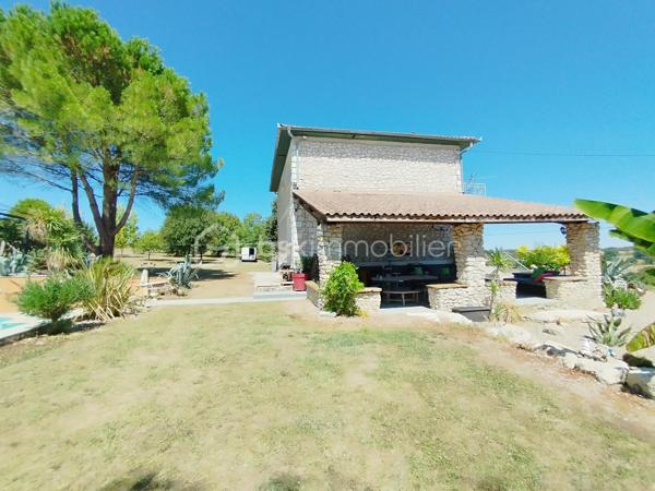 Maison en pierre de caractère – 146 m² – 4 chambres – Piscine – Plus d’un hectare

Une propriété authentique et lumineuse, au cœur d’un environnement préservé, offrant calme, espace et une magnifique vue dégagée sur la campagne environnante.

Cette belle maison en pierre de 146 m² habitables séduit dès les premiers instants par son architecture traditionnelle, associée à des prestations pensées pour le confort contemporain. Sa construction robuste et saine, la qualité de ses volumes ainsi que son environnement privilégié en font une propriété aussi atypique que chaleureuse.

Située au calme, en pleine campagne tout en étant proche des écoles et des commerces, elle bénéficie pourtant d’une excellente accessibilité : à seulement 10 minutes de l’autoroute, 15 minutes de Nérac et 30 minutes d’Agen.

Une maison où la nature s’invite partout 

Ici, la lumière est omniprésente. Depuis les différentes pièces de la maison, les ouvertures offrent des perspectives dégagées sur la campagne et son parc arboré, faisant de la nature un véritable décor permanent.
L’entrée donne immédiatement le ton avec sa porte réalisée sur mesure et dessert harmonieusement les espaces de vie.
D’un côté la grande cuisine dinatoire, conviviale et lumineuse, donne sur  une terrasse couverte de 55 m2 et de l’autre,  un salon cosy, agrémenté d’une cheminée à foyer ouvert, idéale pour profiter de chaleureuses soirées d’hiver au coin du feu.
L’entrée permet également d’accéder à l’étage ainsi qu’au sous-sol.

Quatre chambres et une belle vue depuis l’étage 

L’étage accueille quatre belles chambres lumineuses, une salle d’eau et des toilettes indépendantes.
Deux des chambres bénéficient d’un grand balcon filant, véritable prolongement de l’espace intérieur, permettant de profiter pleinement de la vue panoramique sur la campagne environnante.

Un sous-sol aux multiples possibilités 

La maison dispose d’un sous-sol semi-enterré d’environ 75 m², composé d’un vaste atelier, d’un garage accessible directement depuis l’extérieur et d’une buanderie.
Cet espace représente un véritable potentiel supplémentaire. Selon les besoins et les projets, il pourra être conservé dans sa configuration actuelle ou repensé et aménagé afin de créer de nouveaux espaces : atelier, espace de stockage, salle de loisirs, bureau ou autres projets.

Plus d’un hectare pour profiter pleinement de l’extérieur 

L’environnement extérieur constitue l’un des grands atouts de cette propriété.
L’ensemble s’étend sur plus d’un hectare, au cœur d’un parc paysager offrant espace, intimité et tranquillité.

La propriété dispose notamment :
•	d’un grand parking permettant d’accueillir plusieurs véhicules ;
•	d’une terrasse de 25 m² exposée Est, idéale pour profiter des premières heures de la journée ;
•	d’une grande terrasse couverte de 55 m² exposée plein Sud, parfaite pour les repas en famille ou entre amis et les longues soirées d’été ;
•	d’une belle piscine de 9 x 6 m, véritable invitation à la détente durant les beaux jours.

Des éléments techniques suivis 

La toiture a été refaite en 2008 et est régulièrement entretenue.
 Le chauffage est assuré par une chaudière fioul Viessmann de 2011 et entretenue.
Les menuiseries sont en double vitrage avec volets roulants et certains murs donnant sur l’extérieur bénéficient également d’un doublage.

Une propriété rare et pleine de potentiel 

Authenticité de la pierre, volumes généreux, luminosité, piscine, plus d’un hectare de terrain et environnement préservé : cette maison réunit de nombreux critères recherchés pour une résidence principale comme pour une maison familiale ou un projet de vie à la campagne.
Une propriété de caractère, à découvrir pour apprécier pleinement son atmosphère, ses perspectives et la qualité de son environnement.

Contactez moi sans tarder !