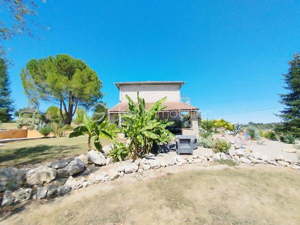 Maison en pierre de caractère – 146 m² – 4 chambres – Piscine – Plus d’un hectare

Une propriété authentique et lumineuse, au cœur d’un environnement préservé, offrant calme, espace et une magnifique vue dégagée sur la campagne environnante.

Cette belle maison en pierre de 146 m² habitables séduit dès les premiers instants par son architecture traditionnelle, associée à des prestations pensées pour le confort contemporain. Sa construction robuste et saine, la qualité de ses volumes ainsi que son environnement privilégié en font une propriété aussi atypique que chaleureuse.

Située au calme, en pleine campagne tout en étant proche des écoles et des commerces, elle bénéficie pourtant d’une excellente accessibilité : à seulement 10 minutes de l’autoroute, 15 minutes de Nérac et 30 minutes d’Agen.

Une maison où la nature s’invite partout 

Ici, la lumière est omniprésente. Depuis les différentes pièces de la maison, les ouvertures offrent des perspectives dégagées sur la campagne et son parc arboré, faisant de la nature un véritable décor permanent.
L’entrée donne immédiatement le ton avec sa porte réalisée sur mesure et dessert harmonieusement les espaces de vie.
D’un côté la grande cuisine dinatoire, conviviale et lumineuse, donne sur  une terrasse couverte de 55 m2 et de l’autre,  un salon cosy, agrémenté d’une cheminée à foyer ouvert, idéale pour profiter de chaleureuses soirées d’hiver au coin du feu.
L’entrée permet également d’accéder à l’étage ainsi qu’au sous-sol.

Quatre chambres et une belle vue depuis l’étage 

L’étage accueille quatre belles chambres lumineuses, une salle d’eau et des toilettes indépendantes.
Deux des chambres bénéficient d’un grand balcon filant, véritable prolongement de l’espace intérieur, permettant de profiter pleinement de la vue panoramique sur la campagne environnante.

Un sous-sol aux multiples possibilités 

La maison dispose d’un sous-sol semi-enterré d’environ 75 m², composé d’un vaste atelier, d’un garage accessible directement depuis l’extérieur et d’une buanderie.
Cet espace représente un véritable potentiel supplémentaire. Selon les besoins et les projets, il pourra être conservé dans sa configuration actuelle ou repensé et aménagé afin de créer de nouveaux espaces : atelier, espace de stockage, salle de loisirs, bureau ou autres projets.

Plus d’un hectare pour profiter pleinement de l’extérieur 

L’environnement extérieur constitue l’un des grands atouts de cette propriété.
L’ensemble s’étend sur plus d’un hectare, au cœur d’un parc paysager offrant espace, intimité et tranquillité.

La propriété dispose notamment :
•	d’un grand parking permettant d’accueillir plusieurs véhicules ;
•	d’une terrasse de 25 m² exposée Est, idéale pour profiter des premières heures de la journée ;
•	d’une grande terrasse couverte de 55 m² exposée plein Sud, parfaite pour les repas en famille ou entre amis et les longues soirées d’été ;
•	d’une belle piscine de 9 x 6 m, véritable invitation à la détente durant les beaux jours.

Des éléments techniques suivis 

La toiture a été refaite en 2008 et est régulièrement entretenue.
 Le chauffage est assuré par une chaudière fioul Viessmann de 2011 et entretenue.
Les menuiseries sont en double vitrage avec volets roulants et certains murs donnant sur l’extérieur bénéficient également d’un doublage.

Une propriété rare et pleine de potentiel 

Authenticité de la pierre, volumes généreux, luminosité, piscine, plus d’un hectare de terrain et environnement préservé : cette maison réunit de nombreux critères recherchés pour une résidence principale comme pour une maison familiale ou un projet de vie à la campagne.
Une propriété de caractère, à découvrir pour apprécier pleinement son atmosphère, ses perspectives et la qualité de son environnement.

Contactez moi sans tarder !
