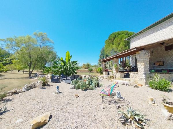 Maison en pierre de caractère – 146 m² – 4 chambres – Piscine – Plus d’un hectare

Une propriété authentique et lumineuse, au cœur d’un environnement préservé, offrant calme, espace et une magnifique vue dégagée sur la campagne environnante.

Cette belle maison en pierre de 146 m² habitables séduit dès les premiers instants par son architecture traditionnelle, associée à des prestations pensées pour le confort contemporain. Sa construction robuste et saine, la qualité de ses volumes ainsi que son environnement privilégié en font une propriété aussi atypique que chaleureuse.

Située au calme, en pleine campagne tout en étant proche des écoles et des commerces, elle bénéficie pourtant d’une excellente accessibilité : à seulement 10 minutes de l’autoroute, 15 minutes de Nérac et 30 minutes d’Agen.

Une maison où la nature s’invite partout 

Ici, la lumière est omniprésente. Depuis les différentes pièces de la maison, les ouvertures offrent des perspectives dégagées sur la campagne et son parc arboré, faisant de la nature un véritable décor permanent.
L’entrée donne immédiatement le ton avec sa porte réalisée sur mesure et dessert harmonieusement les espaces de vie.
D’un côté la grande cuisine dinatoire, conviviale et lumineuse, donne sur  une terrasse couverte de 55 m2 et de l’autre,  un salon cosy, agrémenté d’une cheminée à foyer ouvert, idéale pour profiter de chaleureuses soirées d’hiver au coin du feu.
L’entrée permet également d’accéder à l’étage ainsi qu’au sous-sol.

Quatre chambres et une belle vue depuis l’étage 

L’étage accueille quatre belles chambres lumineuses, une salle d’eau et des toilettes indépendantes.
Deux des chambres bénéficient d’un grand balcon filant, véritable prolongement de l’espace intérieur, permettant de profiter pleinement de la vue panoramique sur la campagne environnante.

Un sous-sol aux multiples possibilités 

La maison dispose d’un sous-sol semi-enterré d’environ 75 m², composé d’un vaste atelier, d’un garage accessible directement depuis l’extérieur et d’une buanderie.
Cet espace représente un véritable potentiel supplémentaire. Selon les besoins et les projets, il pourra être conservé dans sa configuration actuelle ou repensé et aménagé afin de créer de nouveaux espaces : atelier, espace de stockage, salle de loisirs, bureau ou autres projets.

Plus d’un hectare pour profiter pleinement de l’extérieur 

L’environnement extérieur constitue l’un des grands atouts de cette propriété.
L’ensemble s’étend sur plus d’un hectare, au cœur d’un parc paysager offrant espace, intimité et tranquillité.

La propriété dispose notamment :
•	d’un grand parking permettant d’accueillir plusieurs véhicules ;
•	d’une terrasse de 25 m² exposée Est, idéale pour profiter des premières heures de la journée ;
•	d’une grande terrasse couverte de 55 m² exposée plein Sud, parfaite pour les repas en famille ou entre amis et les longues soirées d’été ;
•	d’une belle piscine de 9 x 6 m, véritable invitation à la détente durant les beaux jours.

Des éléments techniques suivis 

La toiture a été refaite en 2008 et est régulièrement entretenue.
 Le chauffage est assuré par une chaudière fioul Viessmann de 2011 et entretenue.
Les menuiseries sont en double vitrage avec volets roulants et certains murs donnant sur l’extérieur bénéficient également d’un doublage.

Une propriété rare et pleine de potentiel 

Authenticité de la pierre, volumes généreux, luminosité, piscine, plus d’un hectare de terrain et environnement préservé : cette maison réunit de nombreux critères recherchés pour une résidence principale comme pour une maison familiale ou un projet de vie à la campagne.
Une propriété de caractère, à découvrir pour apprécier pleinement son atmosphère, ses perspectives et la qualité de son environnement.

Contactez moi sans tarder !