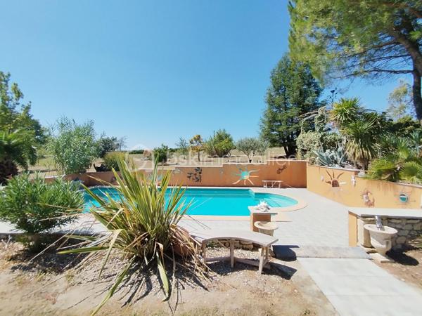 Maison en pierre de caractère – 146 m² – 4 chambres – Piscine – Plus d’un hectare

Une propriété authentique et lumineuse, au cœur d’un environnement préservé, offrant calme, espace et une magnifique vue dégagée sur la campagne environnante.

Cette belle maison en pierre de 146 m² habitables séduit dès les premiers instants par son architecture traditionnelle, associée à des prestations pensées pour le confort contemporain. Sa construction robuste et saine, la qualité de ses volumes ainsi que son environnement privilégié en font une propriété aussi atypique que chaleureuse.

Située au calme, en pleine campagne tout en étant proche des écoles et des commerces, elle bénéficie pourtant d’une excellente accessibilité : à seulement 10 minutes de l’autoroute, 15 minutes de Nérac et 30 minutes d’Agen.

Une maison où la nature s’invite partout 

Ici, la lumière est omniprésente. Depuis les différentes pièces de la maison, les ouvertures offrent des perspectives dégagées sur la campagne et son parc arboré, faisant de la nature un véritable décor permanent.
L’entrée donne immédiatement le ton avec sa porte réalisée sur mesure et dessert harmonieusement les espaces de vie.
D’un côté la grande cuisine dinatoire, conviviale et lumineuse, donne sur  une terrasse couverte de 55 m2 et de l’autre,  un salon cosy, agrémenté d’une cheminée à foyer ouvert, idéale pour profiter de chaleureuses soirées d’hiver au coin du feu.
L’entrée permet également d’accéder à l’étage ainsi qu’au sous-sol.

Quatre chambres et une belle vue depuis l’étage 

L’étage accueille quatre belles chambres lumineuses, une salle d’eau et des toilettes indépendantes.
Deux des chambres bénéficient d’un grand balcon filant, véritable prolongement de l’espace intérieur, permettant de profiter pleinement de la vue panoramique sur la campagne environnante.

Un sous-sol aux multiples possibilités 

La maison dispose d’un sous-sol semi-enterré d’environ 75 m², composé d’un vaste atelier, d’un garage accessible directement depuis l’extérieur et d’une buanderie.
Cet espace représente un véritable potentiel supplémentaire. Selon les besoins et les projets, il pourra être conservé dans sa configuration actuelle ou repensé et aménagé afin de créer de nouveaux espaces : atelier, espace de stockage, salle de loisirs, bureau ou autres projets.

Plus d’un hectare pour profiter pleinement de l’extérieur 

L’environnement extérieur constitue l’un des grands atouts de cette propriété.
L’ensemble s’étend sur plus d’un hectare, au cœur d’un parc paysager offrant espace, intimité et tranquillité.

La propriété dispose notamment :
•	d’un grand parking permettant d’accueillir plusieurs véhicules ;
•	d’une terrasse de 25 m² exposée Est, idéale pour profiter des premières heures de la journée ;
•	d’une grande terrasse couverte de 55 m² exposée plein Sud, parfaite pour les repas en famille ou entre amis et les longues soirées d’été ;
•	d’une belle piscine de 9 x 6 m, véritable invitation à la détente durant les beaux jours.

Des éléments techniques suivis 

La toiture a été refaite en 2008 et est régulièrement entretenue.
 Le chauffage est assuré par une chaudière fioul Viessmann de 2011 et entretenue.
Les menuiseries sont en double vitrage avec volets roulants et certains murs donnant sur l’extérieur bénéficient également d’un doublage.

Une propriété rare et pleine de potentiel 

Authenticité de la pierre, volumes généreux, luminosité, piscine, plus d’un hectare de terrain et environnement préservé : cette maison réunit de nombreux critères recherchés pour une résidence principale comme pour une maison familiale ou un projet de vie à la campagne.
Une propriété de caractère, à découvrir pour apprécier pleinement son atmosphère, ses perspectives et la qualité de son environnement.

Contactez moi sans tarder !