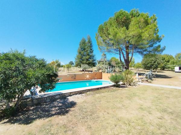 Maison en pierre de caractère – 146 m² – 4 chambres – Piscine – Plus d’un hectare

Une propriété authentique et lumineuse, au cœur d’un environnement préservé, offrant calme, espace et une magnifique vue dégagée sur la campagne environnante.

Cette belle maison en pierre de 146 m² habitables séduit dès les premiers instants par son architecture traditionnelle, associée à des prestations pensées pour le confort contemporain. Sa construction robuste et saine, la qualité de ses volumes ainsi que son environnement privilégié en font une propriété aussi atypique que chaleureuse.

Située au calme, en pleine campagne tout en étant proche des écoles et des commerces, elle bénéficie pourtant d’une excellente accessibilité : à seulement 10 minutes de l’autoroute, 15 minutes de Nérac et 30 minutes d’Agen.

Une maison où la nature s’invite partout 

Ici, la lumière est omniprésente. Depuis les différentes pièces de la maison, les ouvertures offrent des perspectives dégagées sur la campagne et son parc arboré, faisant de la nature un véritable décor permanent.
L’entrée donne immédiatement le ton avec sa porte réalisée sur mesure et dessert harmonieusement les espaces de vie.
D’un côté la grande cuisine dinatoire, conviviale et lumineuse, donne sur  une terrasse couverte de 55 m2 et de l’autre,  un salon cosy, agrémenté d’une cheminée à foyer ouvert, idéale pour profiter de chaleureuses soirées d’hiver au coin du feu.
L’entrée permet également d’accéder à l’étage ainsi qu’au sous-sol.

Quatre chambres et une belle vue depuis l’étage 

L’étage accueille quatre belles chambres lumineuses, une salle d’eau et des toilettes indépendantes.
Deux des chambres bénéficient d’un grand balcon filant, véritable prolongement de l’espace intérieur, permettant de profiter pleinement de la vue panoramique sur la campagne environnante.

Un sous-sol aux multiples possibilités 

La maison dispose d’un sous-sol semi-enterré d’environ 75 m², composé d’un vaste atelier, d’un garage accessible directement depuis l’extérieur et d’une buanderie.
Cet espace représente un véritable potentiel supplémentaire. Selon les besoins et les projets, il pourra être conservé dans sa configuration actuelle ou repensé et aménagé afin de créer de nouveaux espaces : atelier, espace de stockage, salle de loisirs, bureau ou autres projets.

Plus d’un hectare pour profiter pleinement de l’extérieur 

L’environnement extérieur constitue l’un des grands atouts de cette propriété.
L’ensemble s’étend sur plus d’un hectare, au cœur d’un parc paysager offrant espace, intimité et tranquillité.

La propriété dispose notamment :
•	d’un grand parking permettant d’accueillir plusieurs véhicules ;
•	d’une terrasse de 25 m² exposée Est, idéale pour profiter des premières heures de la journée ;
•	d’une grande terrasse couverte de 55 m² exposée plein Sud, parfaite pour les repas en famille ou entre amis et les longues soirées d’été ;
•	d’une belle piscine de 9 x 6 m, véritable invitation à la détente durant les beaux jours.

Des éléments techniques suivis 

La toiture a été refaite en 2008 et est régulièrement entretenue.
 Le chauffage est assuré par une chaudière fioul Viessmann de 2011 et entretenue.
Les menuiseries sont en double vitrage avec volets roulants et certains murs donnant sur l’extérieur bénéficient également d’un doublage.

Une propriété rare et pleine de potentiel 

Authenticité de la pierre, volumes généreux, luminosité, piscine, plus d’un hectare de terrain et environnement préservé : cette maison réunit de nombreux critères recherchés pour une résidence principale comme pour une maison familiale ou un projet de vie à la campagne.
Une propriété de caractère, à découvrir pour apprécier pleinement son atmosphère, ses perspectives et la qualité de son environnement.

Contactez moi sans tarder !