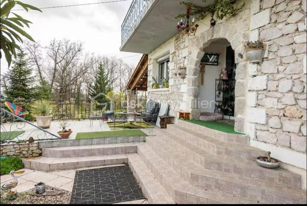 Maison en pierre de caractère – 146 m² – 4 chambres – Piscine – Plus d’un hectare

Une propriété authentique et lumineuse, au cœur d’un environnement préservé, offrant calme, espace et une magnifique vue dégagée sur la campagne environnante.

Cette belle maison en pierre de 146 m² habitables séduit dès les premiers instants par son architecture traditionnelle, associée à des prestations pensées pour le confort contemporain. Sa construction robuste et saine, la qualité de ses volumes ainsi que son environnement privilégié en font une propriété aussi atypique que chaleureuse.

Située au calme, en pleine campagne tout en étant proche des écoles et des commerces, elle bénéficie pourtant d’une excellente accessibilité : à seulement 10 minutes de l’autoroute, 15 minutes de Nérac et 30 minutes d’Agen.

Une maison où la nature s’invite partout 

Ici, la lumière est omniprésente. Depuis les différentes pièces de la maison, les ouvertures offrent des perspectives dégagées sur la campagne et son parc arboré, faisant de la nature un véritable décor permanent.
L’entrée donne immédiatement le ton avec sa porte réalisée sur mesure et dessert harmonieusement les espaces de vie.
D’un côté la grande cuisine dinatoire, conviviale et lumineuse, donne sur  une terrasse couverte de 55 m2 et de l’autre,  un salon cosy, agrémenté d’une cheminée à foyer ouvert, idéale pour profiter de chaleureuses soirées d’hiver au coin du feu.
L’entrée permet également d’accéder à l’étage ainsi qu’au sous-sol.

Quatre chambres et une belle vue depuis l’étage 

L’étage accueille quatre belles chambres lumineuses, une salle d’eau et des toilettes indépendantes.
Deux des chambres bénéficient d’un grand balcon filant, véritable prolongement de l’espace intérieur, permettant de profiter pleinement de la vue panoramique sur la campagne environnante.

Un sous-sol aux multiples possibilités 

La maison dispose d’un sous-sol semi-enterré d’environ 75 m², composé d’un vaste atelier, d’un garage accessible directement depuis l’extérieur et d’une buanderie.
Cet espace représente un véritable potentiel supplémentaire. Selon les besoins et les projets, il pourra être conservé dans sa configuration actuelle ou repensé et aménagé afin de créer de nouveaux espaces : atelier, espace de stockage, salle de loisirs, bureau ou autres projets.

Plus d’un hectare pour profiter pleinement de l’extérieur 

L’environnement extérieur constitue l’un des grands atouts de cette propriété.
L’ensemble s’étend sur plus d’un hectare, au cœur d’un parc paysager offrant espace, intimité et tranquillité.

La propriété dispose notamment :
•	d’un grand parking permettant d’accueillir plusieurs véhicules ;
•	d’une terrasse de 25 m² exposée Est, idéale pour profiter des premières heures de la journée ;
•	d’une grande terrasse couverte de 55 m² exposée plein Sud, parfaite pour les repas en famille ou entre amis et les longues soirées d’été ;
•	d’une belle piscine de 9 x 6 m, véritable invitation à la détente durant les beaux jours.

Des éléments techniques suivis 

La toiture a été refaite en 2008 et est régulièrement entretenue.
 Le chauffage est assuré par une chaudière fioul Viessmann de 2011 et entretenue.
Les menuiseries sont en double vitrage avec volets roulants et certains murs donnant sur l’extérieur bénéficient également d’un doublage.

Une propriété rare et pleine de potentiel 

Authenticité de la pierre, volumes généreux, luminosité, piscine, plus d’un hectare de terrain et environnement préservé : cette maison réunit de nombreux critères recherchés pour une résidence principale comme pour une maison familiale ou un projet de vie à la campagne.
Une propriété de caractère, à découvrir pour apprécier pleinement son atmosphère, ses perspectives et la qualité de son environnement.

Contactez moi sans tarder !