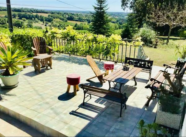 Maison en pierre de caractère – 146 m² – 4 chambres – Piscine – Plus d’un hectare

Une propriété authentique et lumineuse, au cœur d’un environnement préservé, offrant calme, espace et une magnifique vue dégagée sur la campagne environnante.

Cette belle maison en pierre de 146 m² habitables séduit dès les premiers instants par son architecture traditionnelle, associée à des prestations pensées pour le confort contemporain. Sa construction robuste et saine, la qualité de ses volumes ainsi que son environnement privilégié en font une propriété aussi atypique que chaleureuse.

Située au calme, en pleine campagne tout en étant proche des écoles et des commerces, elle bénéficie pourtant d’une excellente accessibilité : à seulement 10 minutes de l’autoroute, 15 minutes de Nérac et 30 minutes d’Agen.

Une maison où la nature s’invite partout 

Ici, la lumière est omniprésente. Depuis les différentes pièces de la maison, les ouvertures offrent des perspectives dégagées sur la campagne et son parc arboré, faisant de la nature un véritable décor permanent.
L’entrée donne immédiatement le ton avec sa porte réalisée sur mesure et dessert harmonieusement les espaces de vie.
D’un côté la grande cuisine dinatoire, conviviale et lumineuse, donne sur  une terrasse couverte de 55 m2 et de l’autre,  un salon cosy, agrémenté d’une cheminée à foyer ouvert, idéale pour profiter de chaleureuses soirées d’hiver au coin du feu.
L’entrée permet également d’accéder à l’étage ainsi qu’au sous-sol.

Quatre chambres et une belle vue depuis l’étage 

L’étage accueille quatre belles chambres lumineuses, une salle d’eau et des toilettes indépendantes.
Deux des chambres bénéficient d’un grand balcon filant, véritable prolongement de l’espace intérieur, permettant de profiter pleinement de la vue panoramique sur la campagne environnante.

Un sous-sol aux multiples possibilités 

La maison dispose d’un sous-sol semi-enterré d’environ 75 m², composé d’un vaste atelier, d’un garage accessible directement depuis l’extérieur et d’une buanderie.
Cet espace représente un véritable potentiel supplémentaire. Selon les besoins et les projets, il pourra être conservé dans sa configuration actuelle ou repensé et aménagé afin de créer de nouveaux espaces : atelier, espace de stockage, salle de loisirs, bureau ou autres projets.

Plus d’un hectare pour profiter pleinement de l’extérieur 

L’environnement extérieur constitue l’un des grands atouts de cette propriété.
L’ensemble s’étend sur plus d’un hectare, au cœur d’un parc paysager offrant espace, intimité et tranquillité.

La propriété dispose notamment :
•	d’un grand parking permettant d’accueillir plusieurs véhicules ;
•	d’une terrasse de 25 m² exposée Est, idéale pour profiter des premières heures de la journée ;
•	d’une grande terrasse couverte de 55 m² exposée plein Sud, parfaite pour les repas en famille ou entre amis et les longues soirées d’été ;
•	d’une belle piscine de 9 x 6 m, véritable invitation à la détente durant les beaux jours.

Des éléments techniques suivis 

La toiture a été refaite en 2008 et est régulièrement entretenue.
 Le chauffage est assuré par une chaudière fioul Viessmann de 2011 et entretenue.
Les menuiseries sont en double vitrage avec volets roulants et certains murs donnant sur l’extérieur bénéficient également d’un doublage.

Une propriété rare et pleine de potentiel 

Authenticité de la pierre, volumes généreux, luminosité, piscine, plus d’un hectare de terrain et environnement préservé : cette maison réunit de nombreux critères recherchés pour une résidence principale comme pour une maison familiale ou un projet de vie à la campagne.
Une propriété de caractère, à découvrir pour apprécier pleinement son atmosphère, ses perspectives et la qualité de son environnement.

Contactez moi sans tarder !