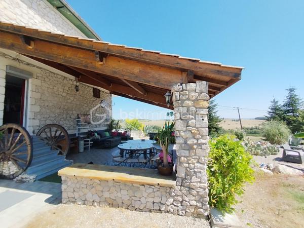Maison en pierre de caractère – 146 m² – 4 chambres – Piscine – Plus d’un hectare

Une propriété authentique et lumineuse, au cœur d’un environnement préservé, offrant calme, espace et une magnifique vue dégagée sur la campagne environnante.

Cette belle maison en pierre de 146 m² habitables séduit dès les premiers instants par son architecture traditionnelle, associée à des prestations pensées pour le confort contemporain. Sa construction robuste et saine, la qualité de ses volumes ainsi que son environnement privilégié en font une propriété aussi atypique que chaleureuse.

Située au calme, en pleine campagne tout en étant proche des écoles et des commerces, elle bénéficie pourtant d’une excellente accessibilité : à seulement 10 minutes de l’autoroute, 15 minutes de Nérac et 30 minutes d’Agen.

Une maison où la nature s’invite partout 

Ici, la lumière est omniprésente. Depuis les différentes pièces de la maison, les ouvertures offrent des perspectives dégagées sur la campagne et son parc arboré, faisant de la nature un véritable décor permanent.
L’entrée donne immédiatement le ton avec sa porte réalisée sur mesure et dessert harmonieusement les espaces de vie.
D’un côté la grande cuisine dinatoire, conviviale et lumineuse, donne sur  une terrasse couverte de 55 m2 et de l’autre,  un salon cosy, agrémenté d’une cheminée à foyer ouvert, idéale pour profiter de chaleureuses soirées d’hiver au coin du feu.
L’entrée permet également d’accéder à l’étage ainsi qu’au sous-sol.

Quatre chambres et une belle vue depuis l’étage 

L’étage accueille quatre belles chambres lumineuses, une salle d’eau et des toilettes indépendantes.
Deux des chambres bénéficient d’un grand balcon filant, véritable prolongement de l’espace intérieur, permettant de profiter pleinement de la vue panoramique sur la campagne environnante.

Un sous-sol aux multiples possibilités 

La maison dispose d’un sous-sol semi-enterré d’environ 75 m², composé d’un vaste atelier, d’un garage accessible directement depuis l’extérieur et d’une buanderie.
Cet espace représente un véritable potentiel supplémentaire. Selon les besoins et les projets, il pourra être conservé dans sa configuration actuelle ou repensé et aménagé afin de créer de nouveaux espaces : atelier, espace de stockage, salle de loisirs, bureau ou autres projets.

Plus d’un hectare pour profiter pleinement de l’extérieur 

L’environnement extérieur constitue l’un des grands atouts de cette propriété.
L’ensemble s’étend sur plus d’un hectare, au cœur d’un parc paysager offrant espace, intimité et tranquillité.

La propriété dispose notamment :
•	d’un grand parking permettant d’accueillir plusieurs véhicules ;
•	d’une terrasse de 25 m² exposée Est, idéale pour profiter des premières heures de la journée ;
•	d’une grande terrasse couverte de 55 m² exposée plein Sud, parfaite pour les repas en famille ou entre amis et les longues soirées d’été ;
•	d’une belle piscine de 9 x 6 m, véritable invitation à la détente durant les beaux jours.

Des éléments techniques suivis 

La toiture a été refaite en 2008 et est régulièrement entretenue.
 Le chauffage est assuré par une chaudière fioul Viessmann de 2011 et entretenue.
Les menuiseries sont en double vitrage avec volets roulants et certains murs donnant sur l’extérieur bénéficient également d’un doublage.

Une propriété rare et pleine de potentiel 

Authenticité de la pierre, volumes généreux, luminosité, piscine, plus d’un hectare de terrain et environnement préservé : cette maison réunit de nombreux critères recherchés pour une résidence principale comme pour une maison familiale ou un projet de vie à la campagne.
Une propriété de caractère, à découvrir pour apprécier pleinement son atmosphère, ses perspectives et la qualité de son environnement.

Contactez moi sans tarder !