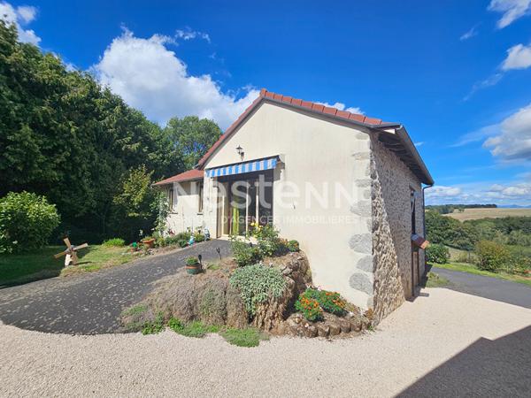 A Saint Mamet La Salvetat, à 20 minutes d'Aurillac, à Vendre Maison de type 4 sur sous sol avec garage, pergola bioclimatique.