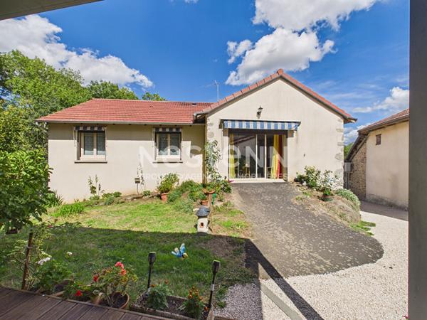 A Saint Mamet La Salvetat, à 20 minutes d'Aurillac, à Vendre Maison de type 4 sur sous sol avec garage, pergola bioclimatique.