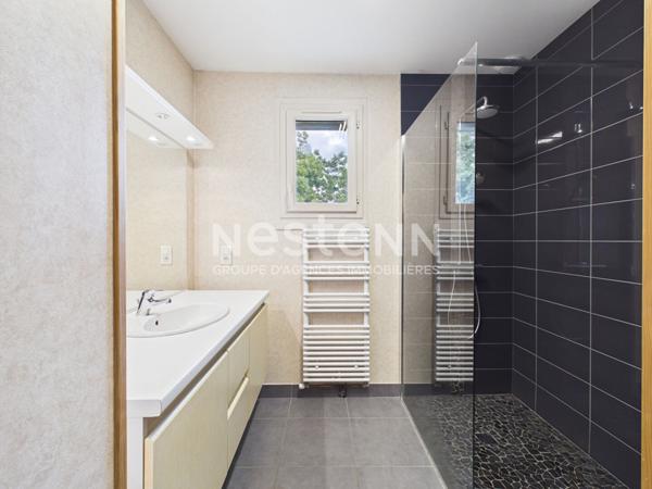 A Saint Mamet La Salvetat, à 20 minutes d'Aurillac, à Vendre Maison de type 4 sur sous sol avec garage, pergola bioclimatique.