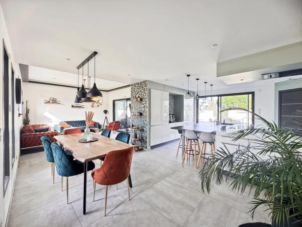 Maison d’architecte contemporaine connectée BBC 188 m² avec prestations d'exception sur parcelle de 750 m² avec piscine