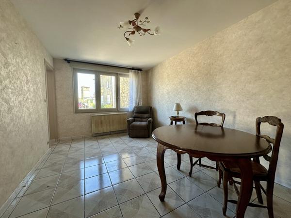 Maison avec potentiel comprenant cour, garage et grenier aménageable 85 000 €