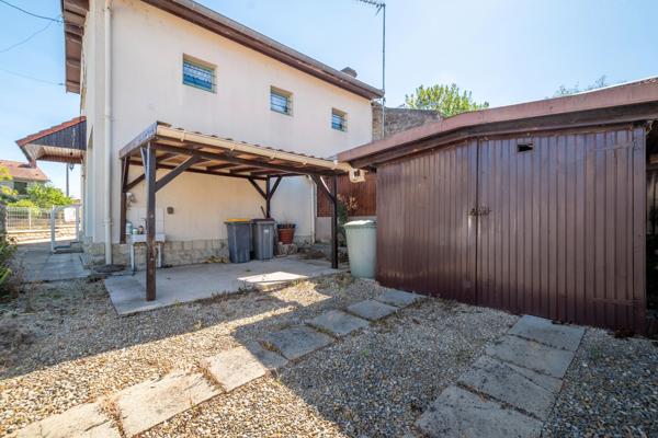 Maison à rafraichir comprenant cour, garage et grenier aménageable