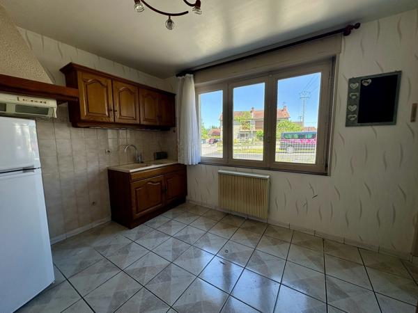Maison avec potentiel comprenant cour, garage et grenier aménageable 85 000 €