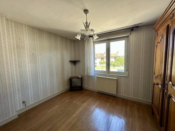 Maison avec potentiel comprenant cour, garage et grenier aménageable 85 000 €