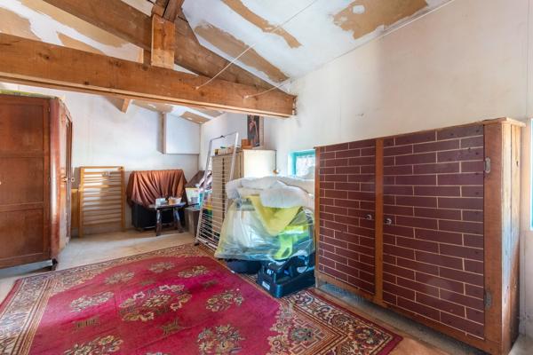 Maison à rafraichir comprenant cour, garage et grenier aménageable