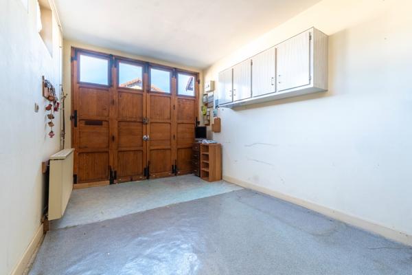 Maison à rafraichir comprenant cour, garage et grenier aménageable