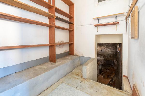 Maison à rafraichir comprenant cour, garage et grenier aménageable