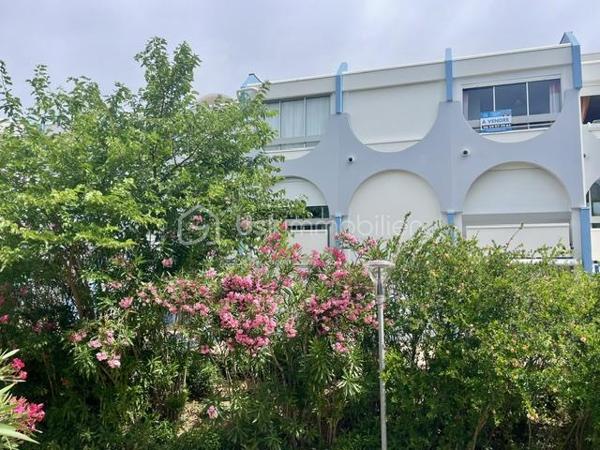 EN EXCLUSIVITÉ – LE GRAU-DU-ROI – PALAIS DE LA MER
À seulement 400 m de la plage et au pied des commerces !

Idéalement situé dans le secteur recherché du Palais de la Mer, découvrez ce charmant T2 cabine, situé au 2ᵉ et dernier étage d’une résidence sécurisée, à proximité immédiate des commerces et à quelques minutes à pied de la plage.

Fonctionnel et parfaitement entretenu, cet appartement se compose de :

une entrée avec WC indépendants
une agréable pièce de vie lumineuse avec cuisine ouverte entièrement équipée
une chambre avec placard
un coin cabine avec lits superposés, idéal pour accueillir famille ou amis
une salle d’eau

Une loggia fermée vient compléter ce bien et offre environ 10 m² supplémentaires, véritable espace de vie en plus à profiter toute l’année.

Les + du bien :
* Place de parking privative
* Résidence avec piscines sécurisées
* Appartement vendu meublé – jusqu’à 6 couchages
* Exposition plein Sud côté jardin
* Aucun travaux à prévoir, ni dans l’appartement ni dans la copropriété (ravalement récent des façades)

Un pied-à-terre idéal à la mer ou un excellent investissement locatif !
Vous n’avez plus qu’à poser vos valises. À visiter sans tarder !