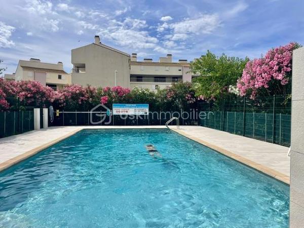 EN EXCLUSIVITÉ – LE GRAU-DU-ROI – PALAIS DE LA MER
À seulement 400 m de la plage et au pied des commerces !

Idéalement situé dans le secteur recherché du Palais de la Mer, découvrez ce charmant T2 cabine, situé au 2ᵉ et dernier étage d’une résidence sécurisée, à proximité immédiate des commerces et à quelques minutes à pied de la plage.

Fonctionnel et parfaitement entretenu, cet appartement se compose de :

une entrée avec WC indépendants
une agréable pièce de vie lumineuse avec cuisine ouverte entièrement équipée
une chambre avec placard
un coin cabine avec lits superposés, idéal pour accueillir famille ou amis
une salle d’eau

Une loggia fermée vient compléter ce bien et offre environ 10 m² supplémentaires, véritable espace de vie en plus à profiter toute l’année.

Les + du bien :
* Place de parking privative
* Résidence avec piscines sécurisées
* Appartement vendu meublé – jusqu’à 6 couchages
* Exposition plein Sud côté jardin
* Aucun travaux à prévoir, ni dans l’appartement ni dans la copropriété (ravalement récent des façades)

Un pied-à-terre idéal à la mer ou un excellent investissement locatif !
Vous n’avez plus qu’à poser vos valises. À visiter sans tarder !