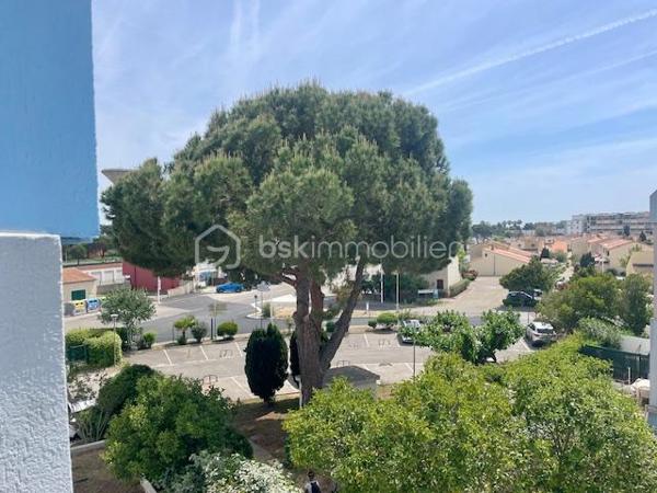 EN EXCLUSIVITÉ – LE GRAU-DU-ROI – PALAIS DE LA MER
À seulement 400 m de la plage et au pied des commerces !

Idéalement situé dans le secteur recherché du Palais de la Mer, découvrez ce charmant T2 cabine, situé au 2ᵉ et dernier étage d’une résidence sécurisée, à proximité immédiate des commerces et à quelques minutes à pied de la plage.

Fonctionnel et parfaitement entretenu, cet appartement se compose de :

une entrée avec WC indépendants
une agréable pièce de vie lumineuse avec cuisine ouverte entièrement équipée
une chambre avec placard
un coin cabine avec lits superposés, idéal pour accueillir famille ou amis
une salle d’eau

Une loggia fermée vient compléter ce bien et offre environ 10 m² supplémentaires, véritable espace de vie en plus à profiter toute l’année.

Les + du bien :
* Place de parking privative
* Résidence avec piscines sécurisées
* Appartement vendu meublé – jusqu’à 6 couchages
* Exposition plein Sud côté jardin
* Aucun travaux à prévoir, ni dans l’appartement ni dans la copropriété (ravalement récent des façades)

Un pied-à-terre idéal à la mer ou un excellent investissement locatif !
Vous n’avez plus qu’à poser vos valises. À visiter sans tarder !